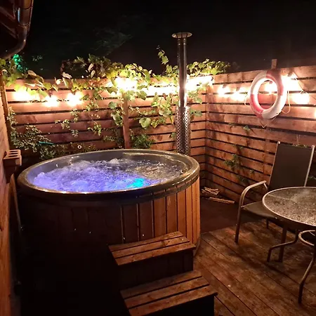 Nad Jeziorem Holiday home Gowidlino