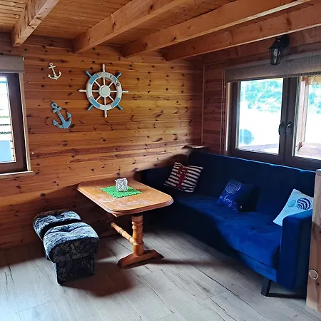 Nad Jeziorem Holiday home Gowidlino